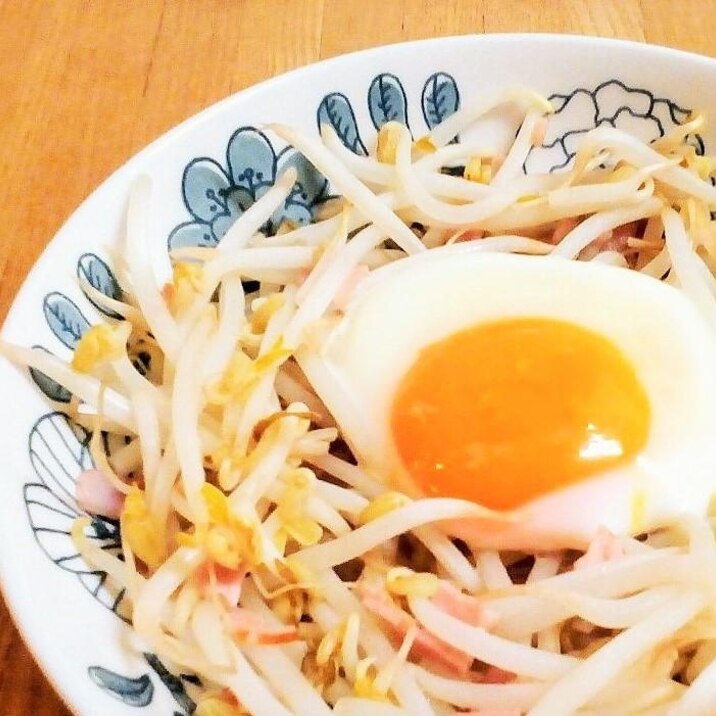 ♪レンジだけ♡もやしとベーコンの巣ごもり風♪